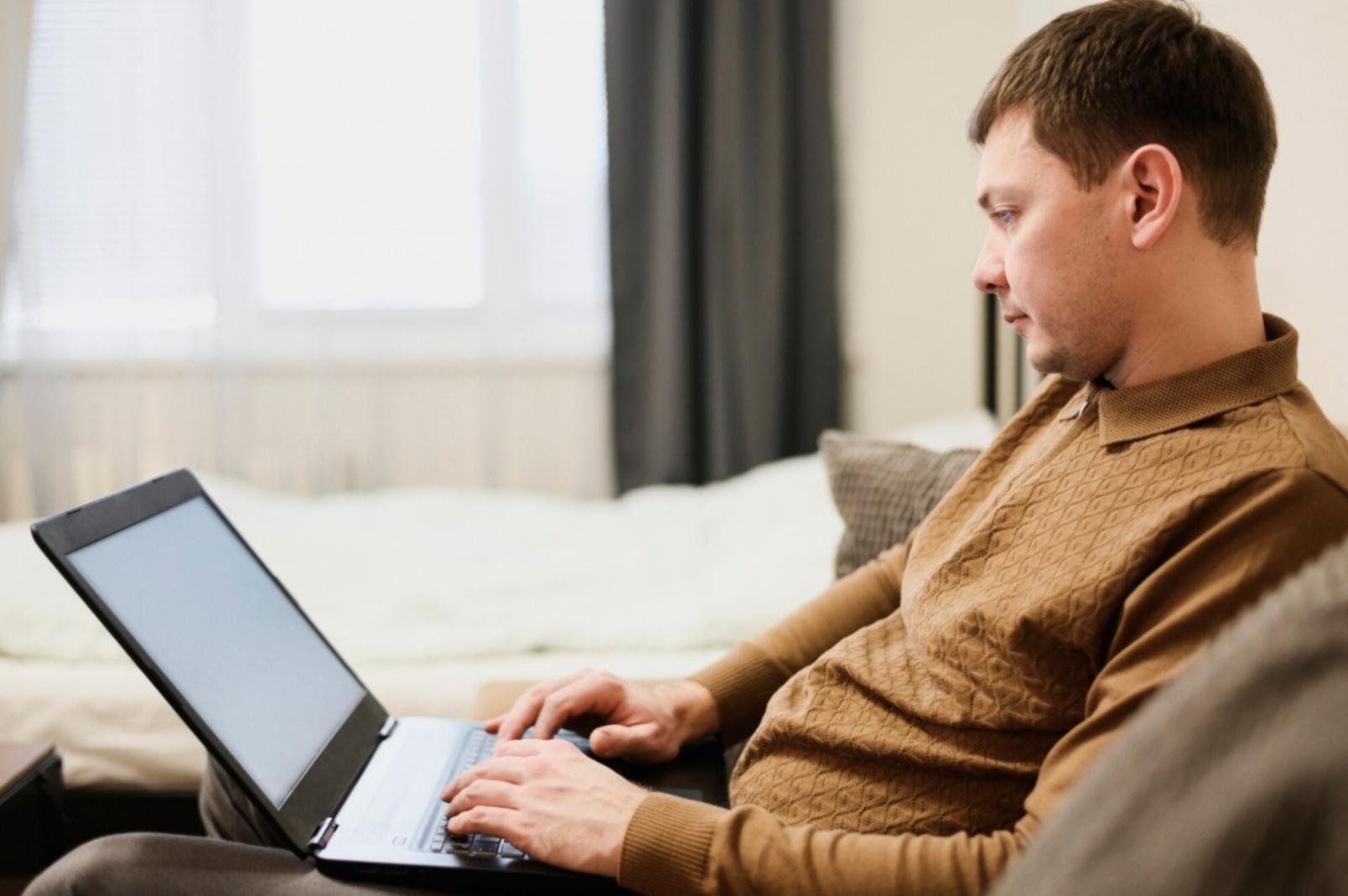 Teilnehmer beim Arbeiten an ihren Finanzplänen